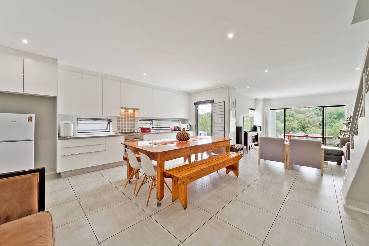 ULTRA-MODERN LIVING WITH BEAUTIFUL FINISHES IN A LOVELY SECURE LOCATION - Photo 2