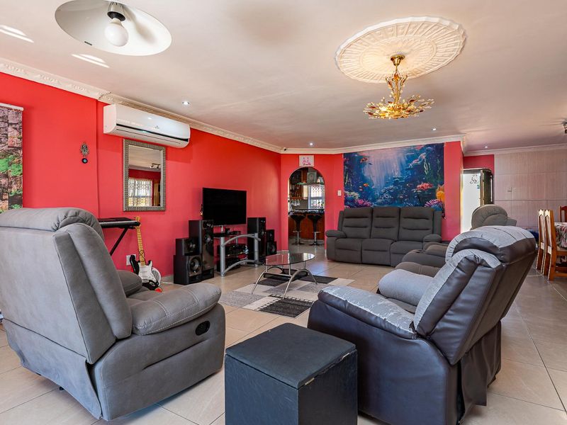 Spacious 4-Bedroom Home with Modern Comforts & Serene Green Views - Photo 6