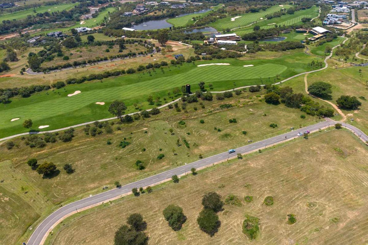 Elevated Luxury: Golf Course Stand with Panoramic Views of the Steyn City - Photo 3