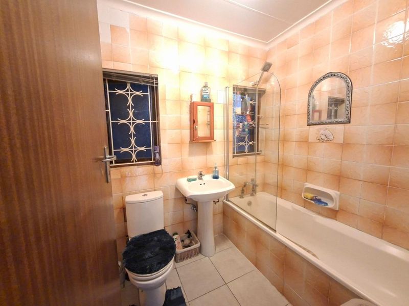 Welcome to your dream home nestled in the heart of Reservoir Hills, Durban. - Photo 10