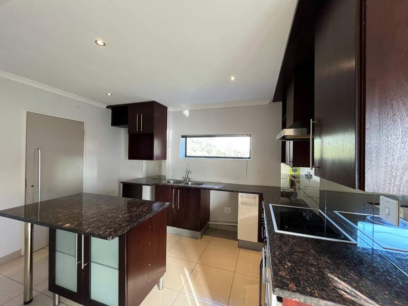 Prestige and Convenience: Stunning Triplex at 22 on Atholl - Photo 8