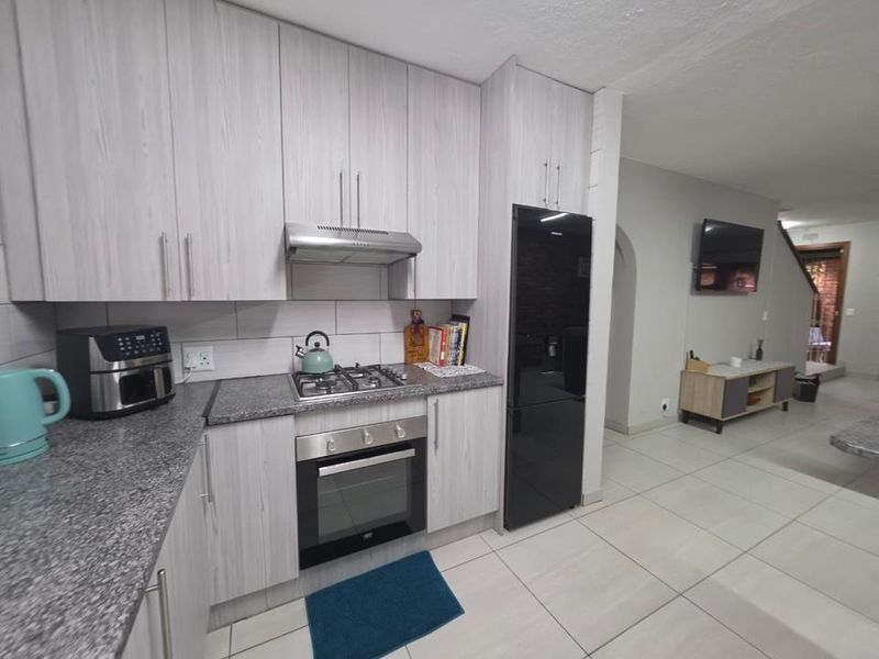 Modern 2 Bedroom Townhouse. - Photo 6