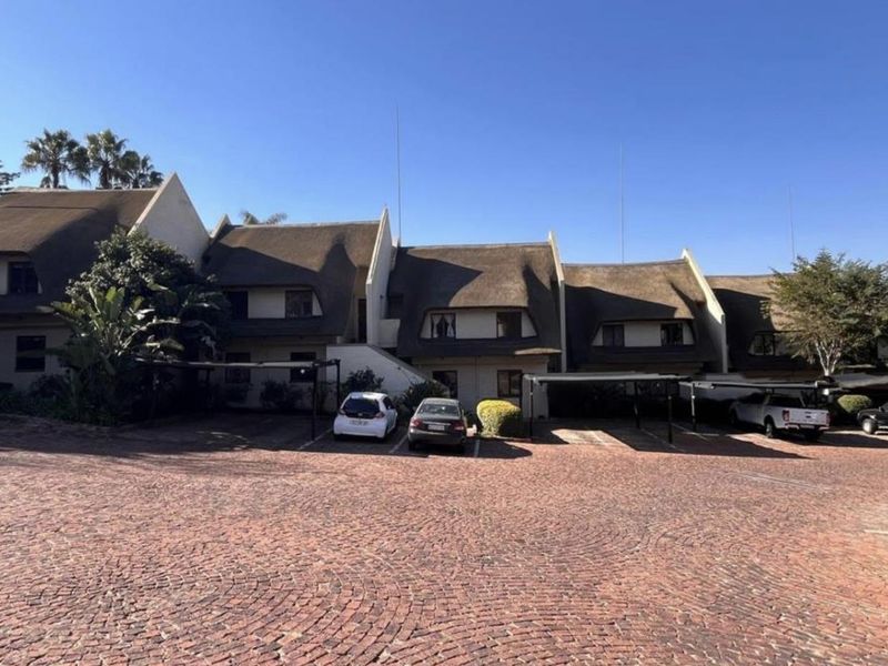 Spacious Loft Apartment in Secure Paulshof Complex - Photo 3