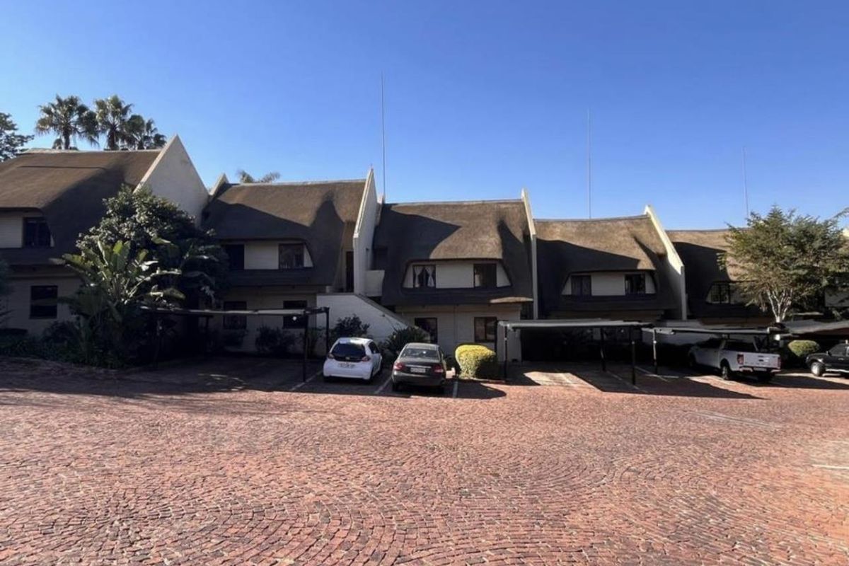 Spacious Loft Apartment in Secure Paulshof Complex - Photo 3