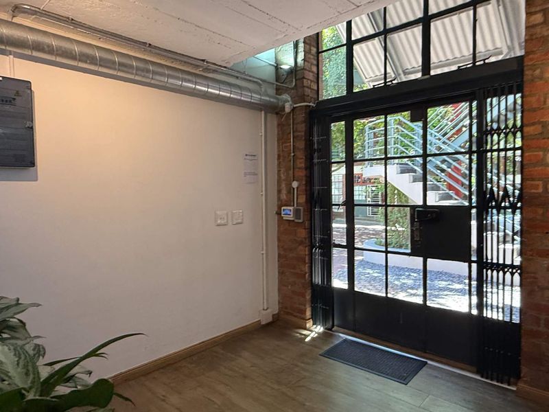 Dual Entrance 346m2 unit to let in De Waterkant - Photo 2
