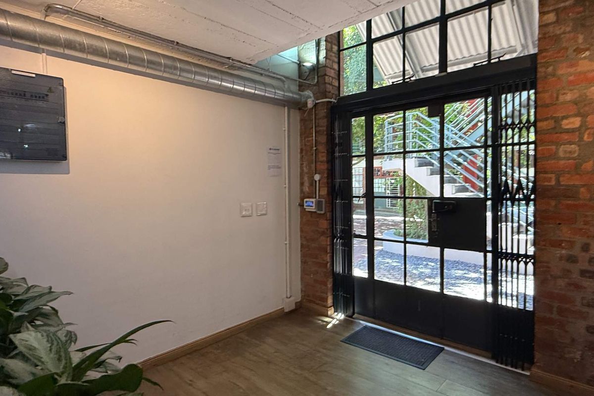 Dual Entrance 346m2 unit to let in De Waterkant - Photo 2