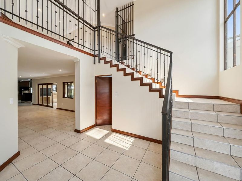 Waterkloof Golf Estate Gem – 4 Beds, Pool, Golf Course Views & Pure Elegance - Photo 6