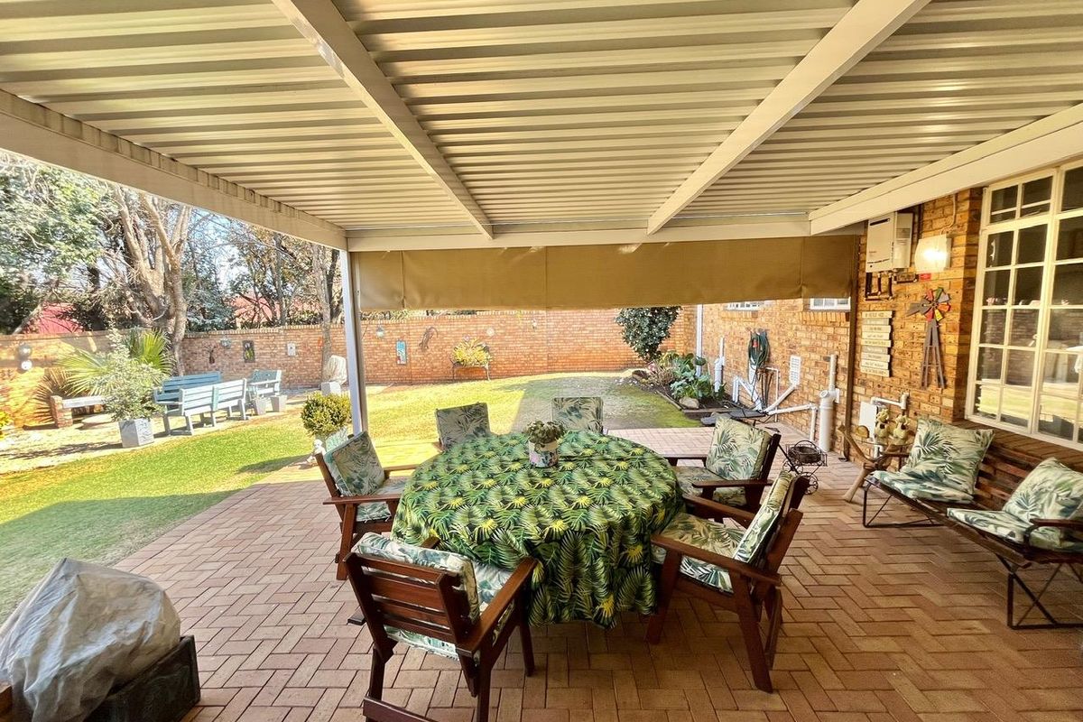 Discover Luxury in a Secure enclose area in Sunward Park 4-Bedroom Family Retreat.!" - Photo 2