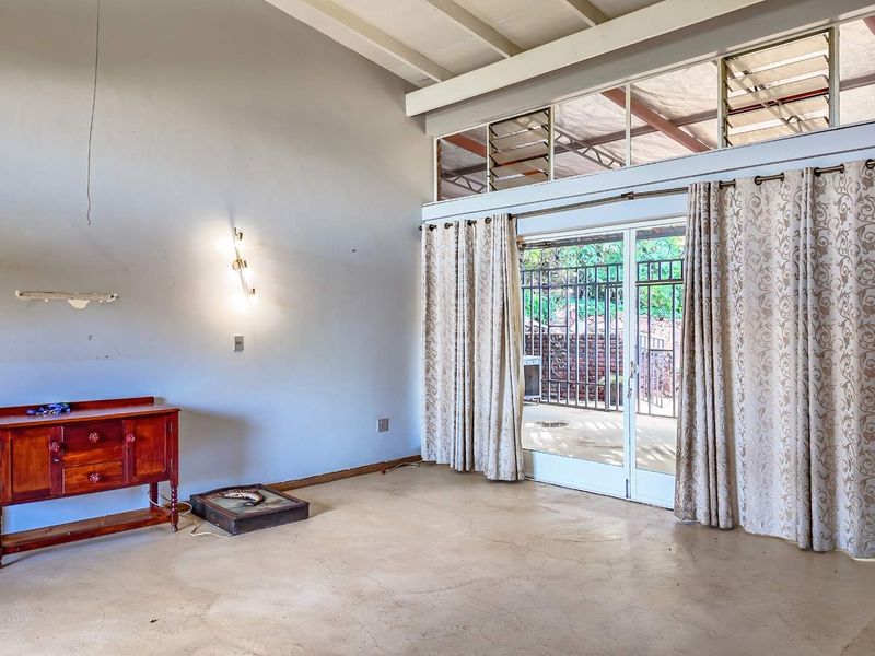 "Dive Into Comfort: Stunning Poolside Sanctuary with Granny Flat!" - Photo 6