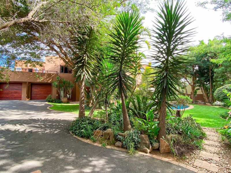 Architectural Masterpiece, 5 Bedrooms, Private Rooftop Garden - Photo 3