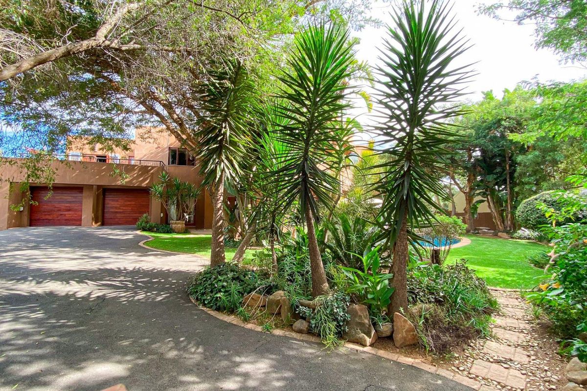 Architectural Masterpiece, 5 Bedrooms, Private Rooftop Garden - Photo 3