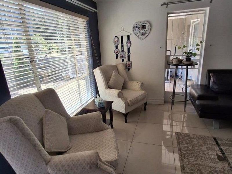 Secure 2-bedroom apartment in Halfway Gardens with garden - Photo 4