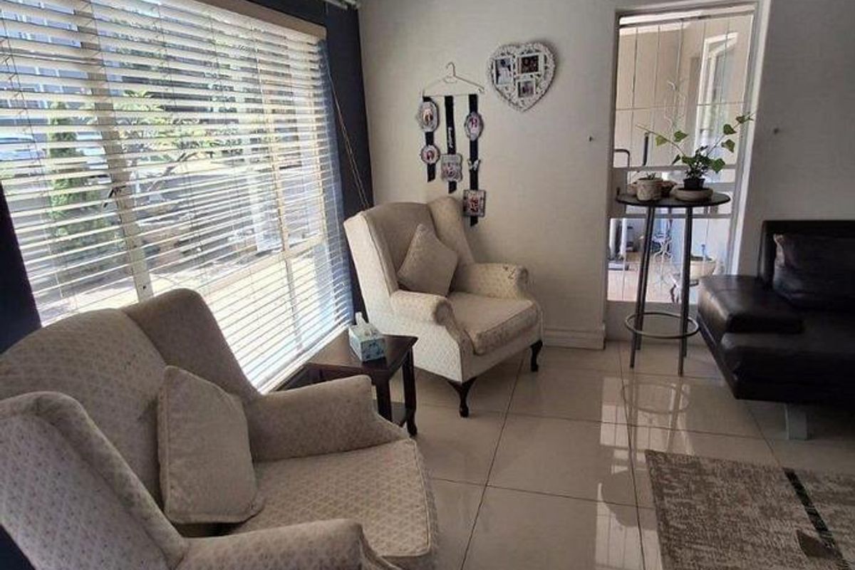 Secure 2-bedroom apartment in Halfway Gardens with garden - Photo 4