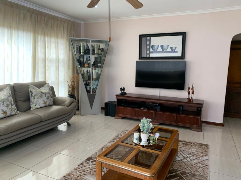 Four Bedroom House to Rent in Pinetown (Manors) - Photo 5