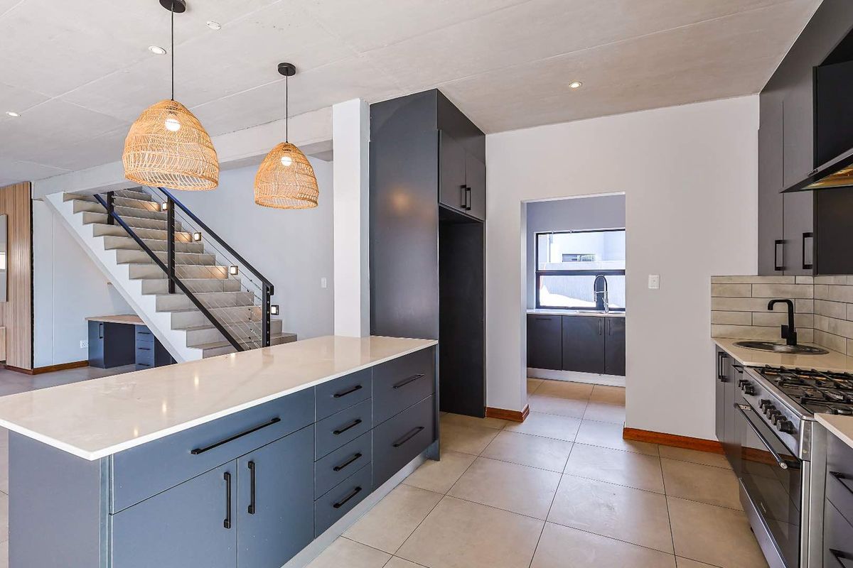 Luxury Living in the Heart of Six Fountains Estate - Photo 2
