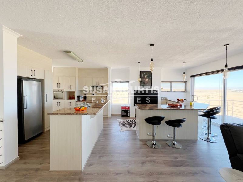 Live by the Sea: Modern Penthouse with Ample Living Space - Photo 4