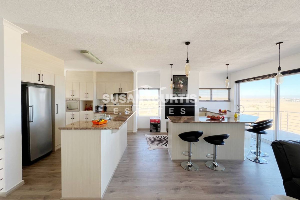 Live by the Sea: Modern Penthouse with Ample Living Space - Photo 4