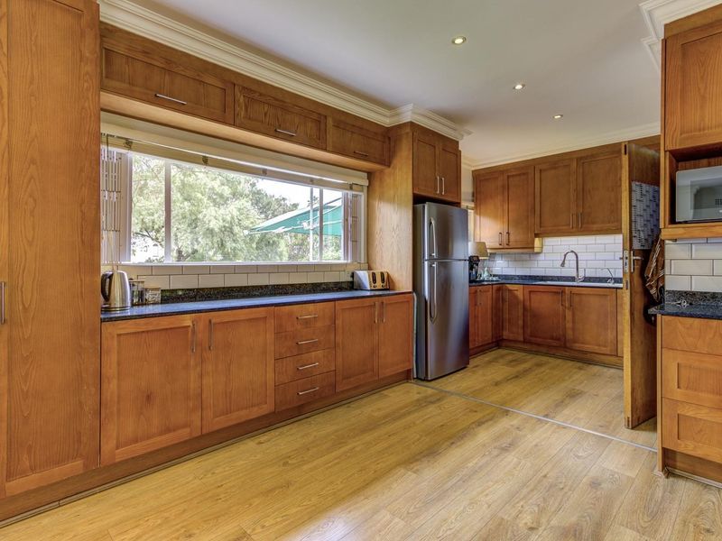 STUNNING 4 to 5 BEDROOM HOME WITH SOLAR AND WATER BACK UP and HOME OFFICE SPACE - Photo 8