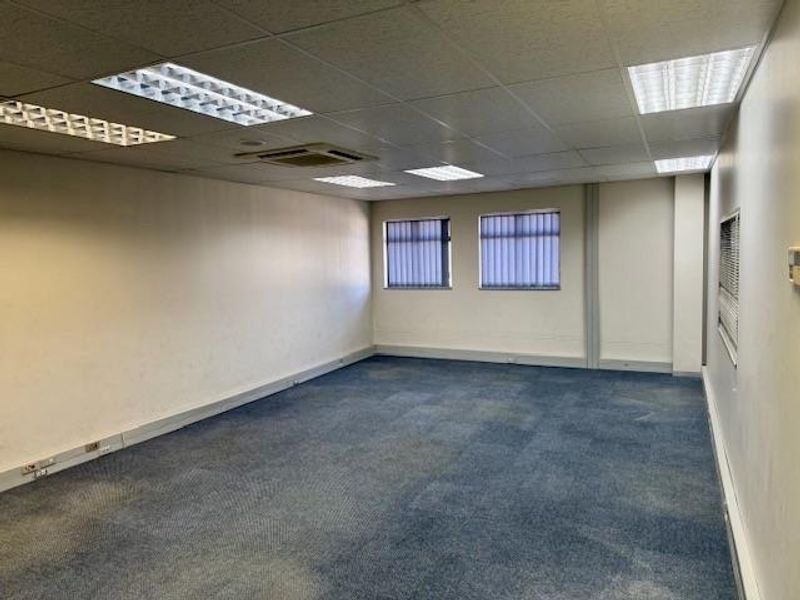 Hendra - Prime 410m2 Commercial Space in Prestigious Building – Versatile & Secure - Photo 9