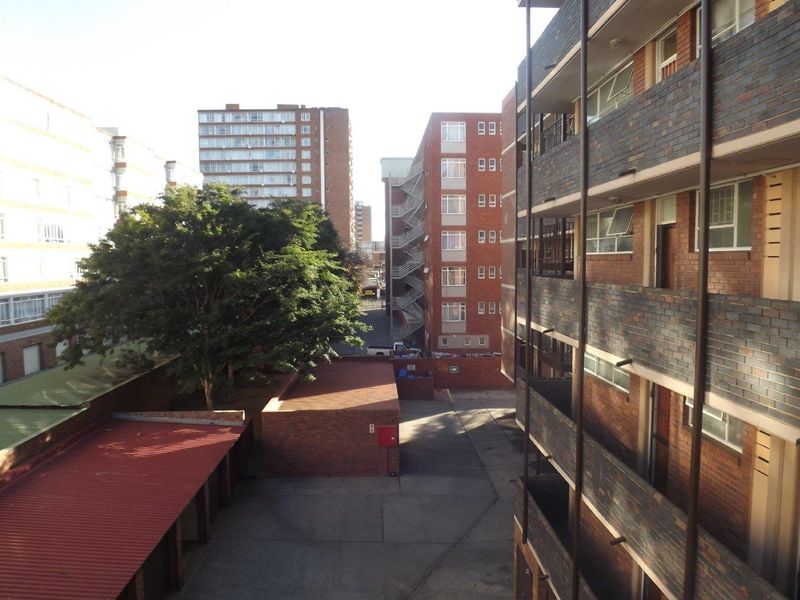 Spacious Bachelor Apartment for Rent - Photo 2