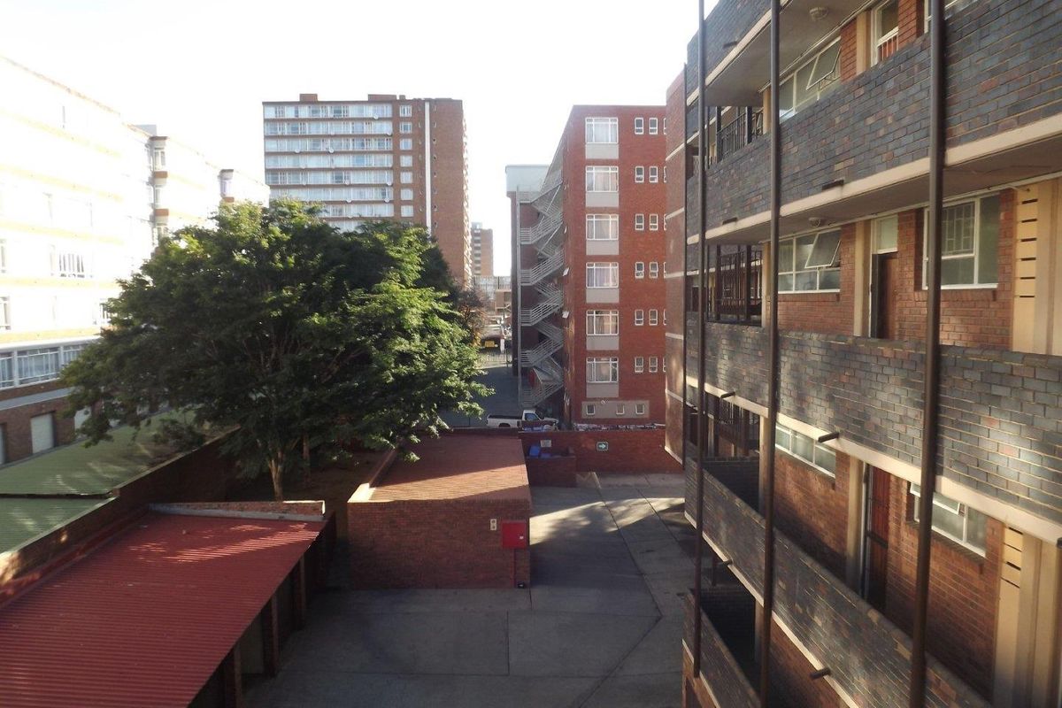Spacious Bachelor Apartment for Rent - Photo 2