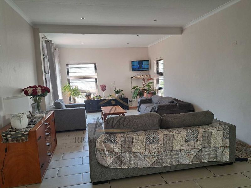 A remarkable Find!!!   Spacious 5 bedr family home with LOTS of garage space for sale in Meersig, Walvis Bay   selling for N$4.2 mil - Photo 10