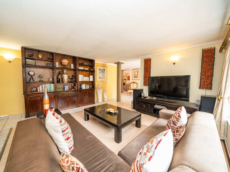 5 Bedroom Family Home with Private 2-Bedroom Guest Wing in Farrarmere - Photo 4