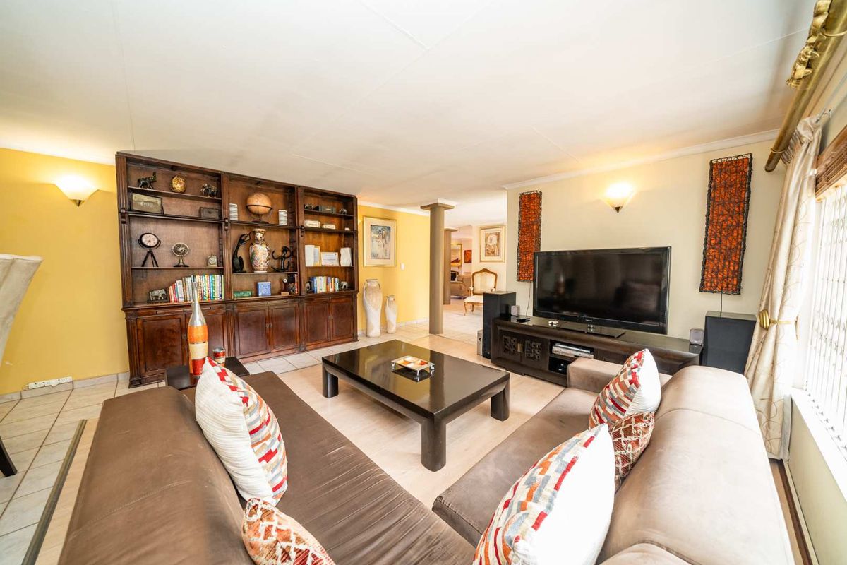 5 Bedroom Family Home with Private 2-Bedroom Guest Wing in Farrarmere - Photo 4