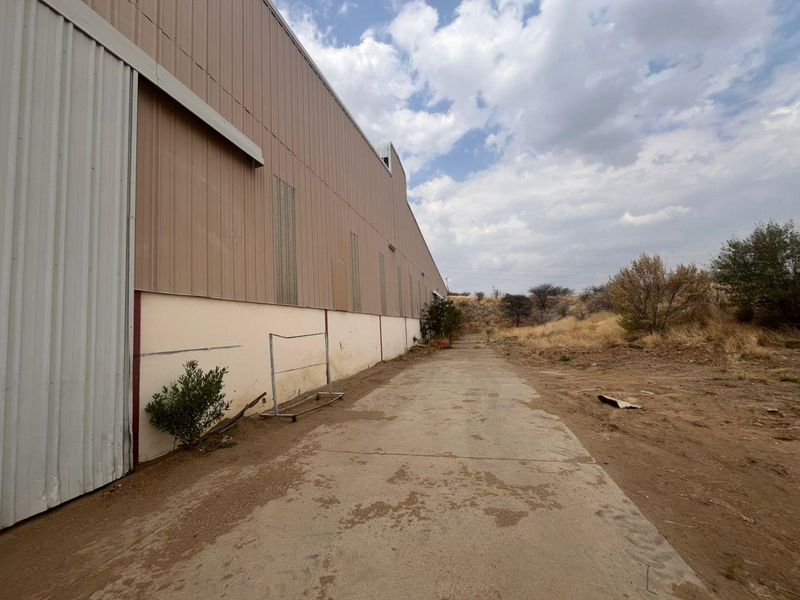 Large Warehouse To Let - Photo 6