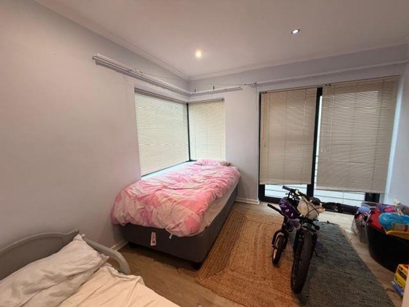 2 Beds, 2 bathrooms UNFURNISHED apartment with 2 parking bays, juliette balcony - Photo 5