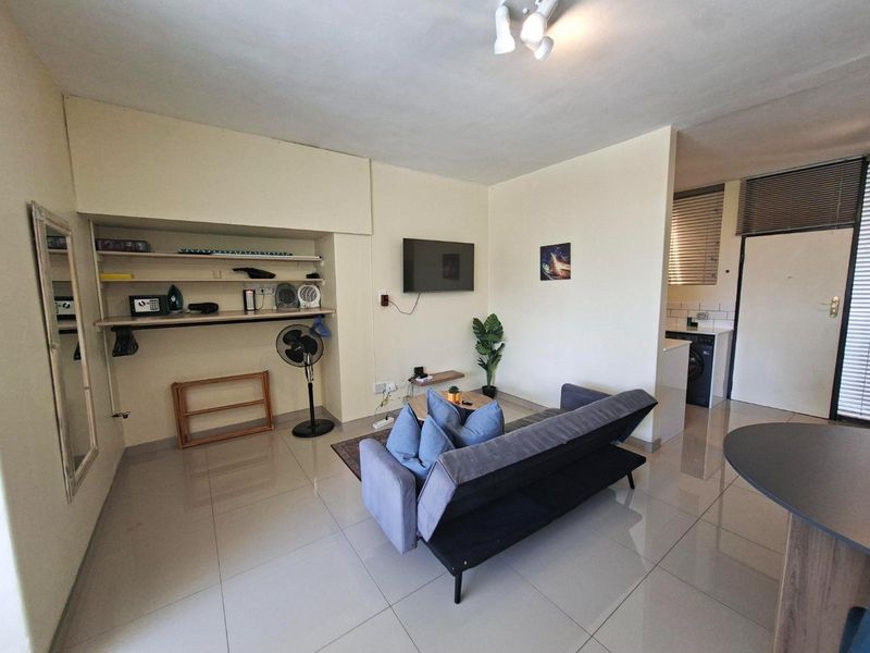 Bright and Spacious Fully Furnished Studio Apartment to Rent in Illovo Mews - Photo 7