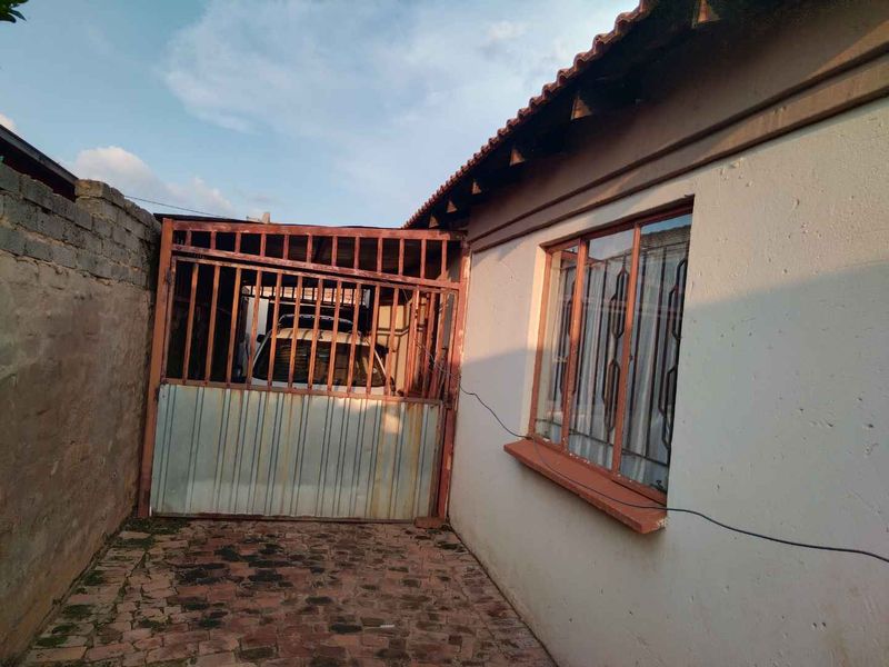 3 bedrooms house to rent in Soshanguve East - Photo 6