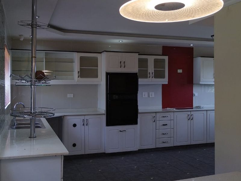 Newly Painted 4 Bedroom, 4 Bathroom House for Rent. - Photo 2