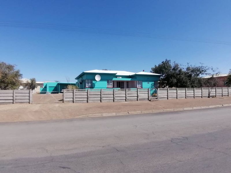 GORGEOUS FAMILY HOME WITH FLATLET FOR SALE IN KEETMANSHOOP - NAMIBIA - Photo 7