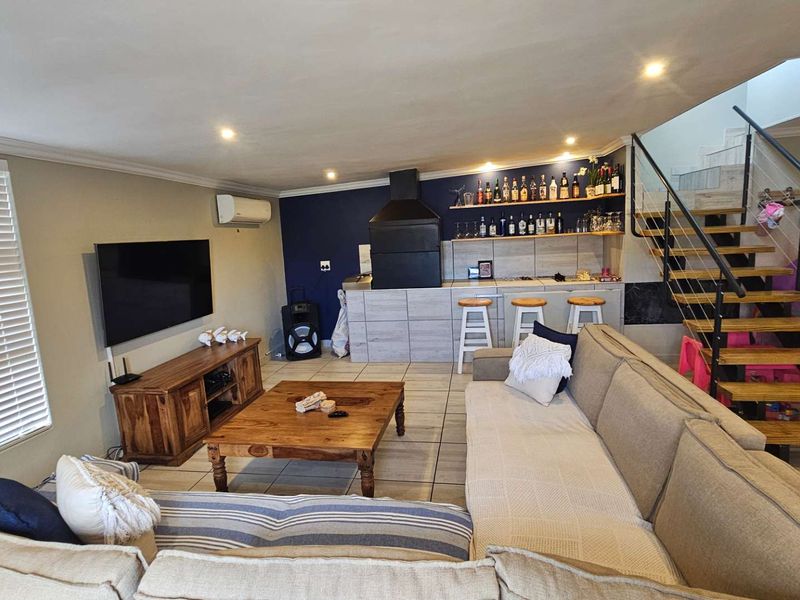 Spacious holiday apartment steps from shops & medical care - Photo 8