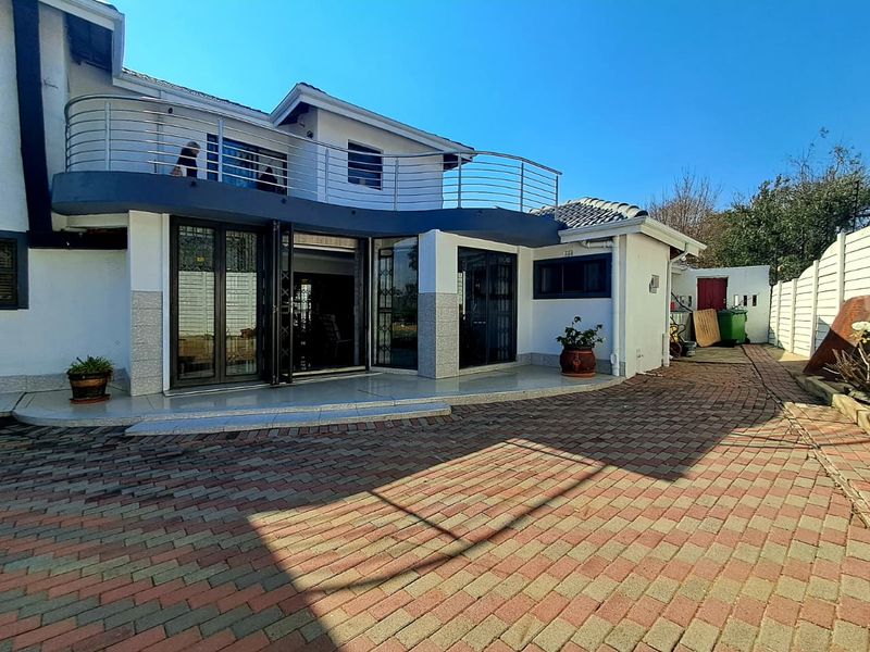 4 Bedroom House for Sale in Brackendowns - Photo 1