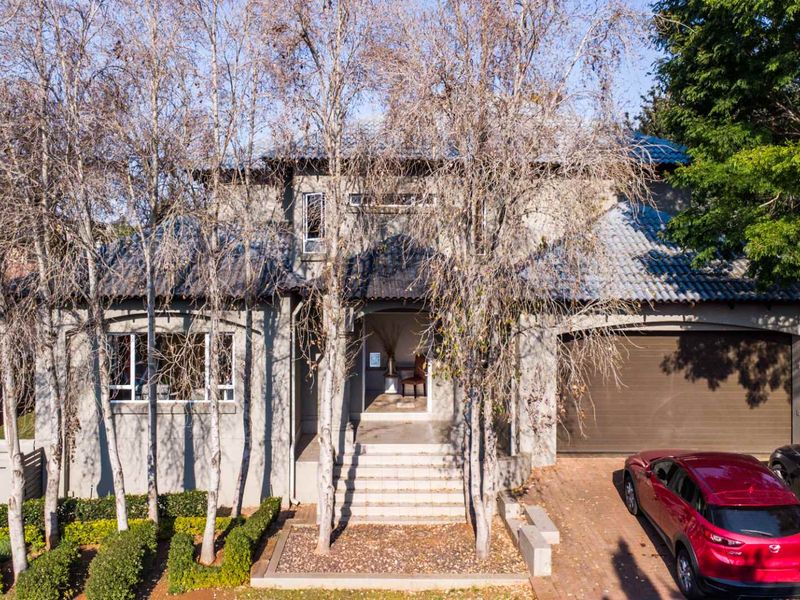 Elegant Family Living with Sophisticated Entertaining in Mooikloof Gardens Estate - Photo 2