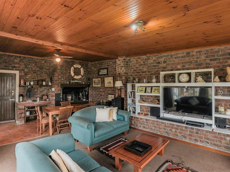 Immaculate family home in best position with views - Photo 6
