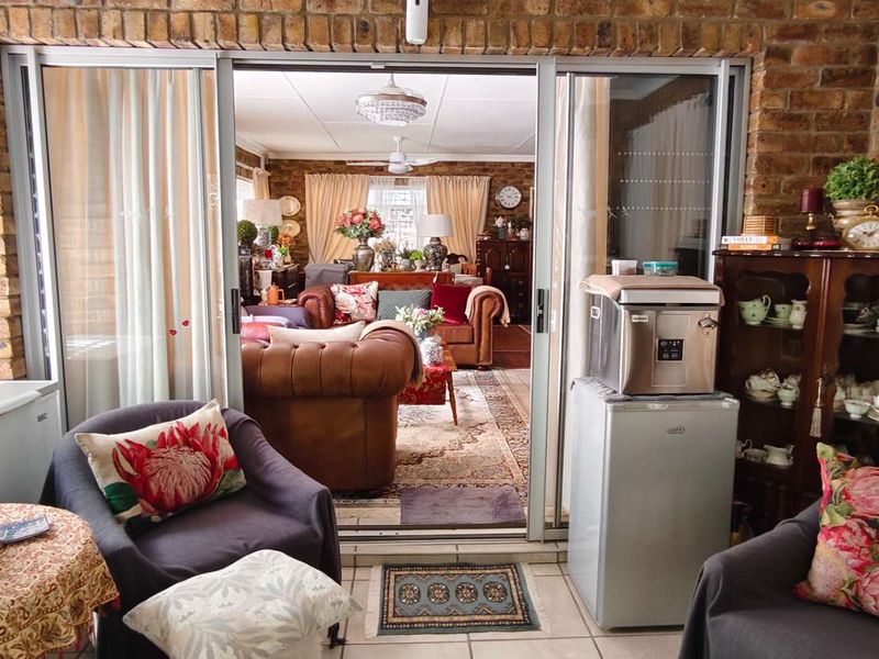 Immaculate and Stylish 2-Bedroom Property in a Secluded Cul-de-Sac - Photo 7