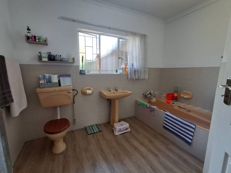 Spacious 4 Bedroom, 2.5 Bathroom Family Home in Kilnerpark - Photo 10