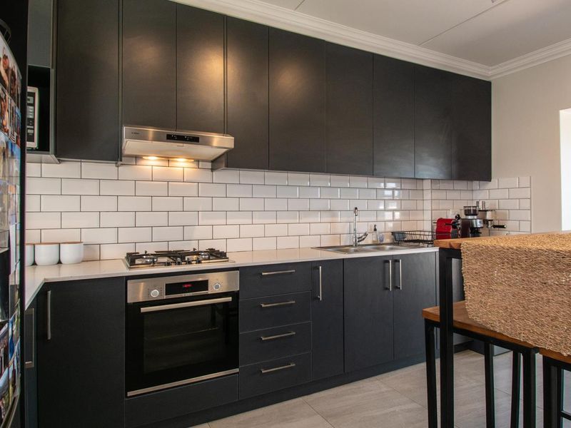 Modern 3-Bedroom Home in Secure Estate with Uninterrupted Mountain Views - Photo 7