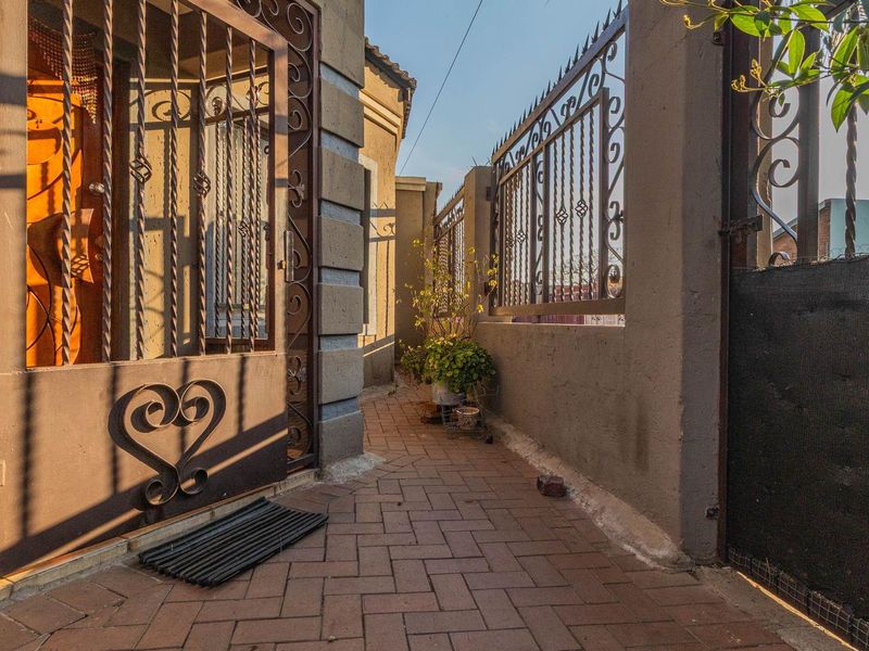 3 Bedroom Gem with Versatile Flatlet! - Photo 2