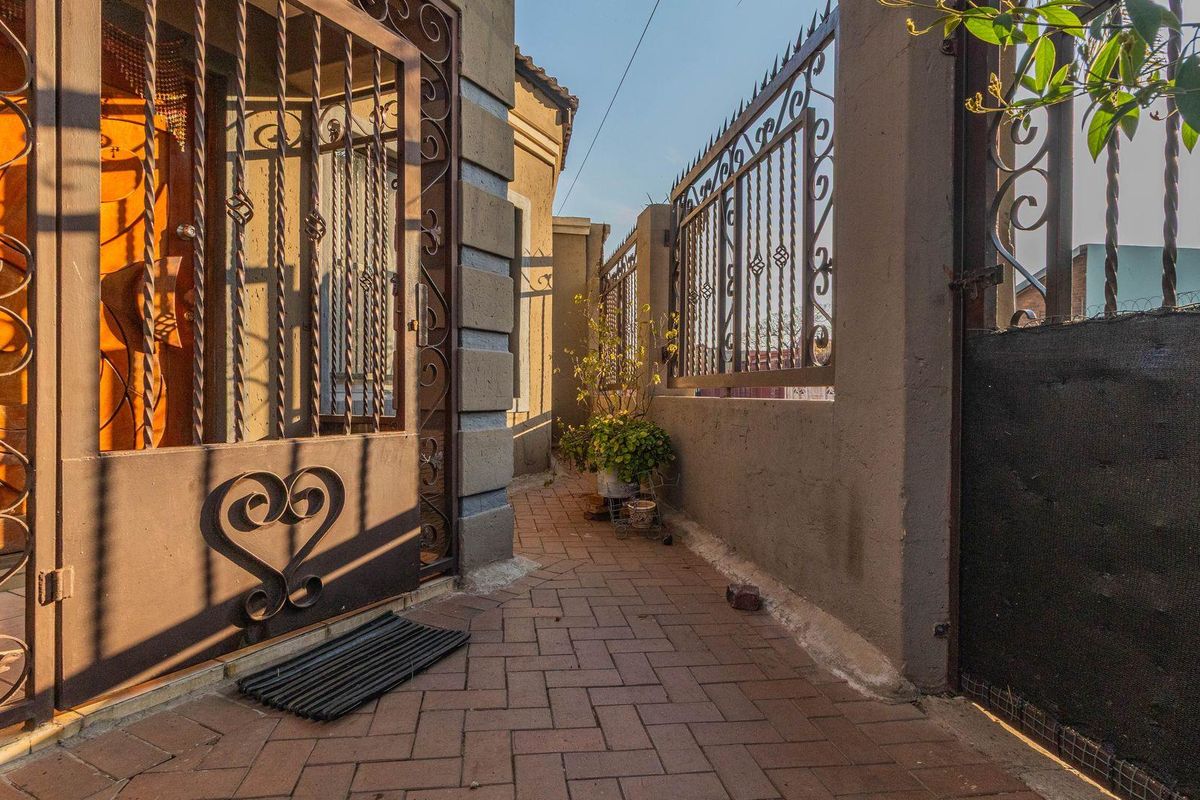 3 Bedroom Gem with Versatile Flatlet! - Photo 2