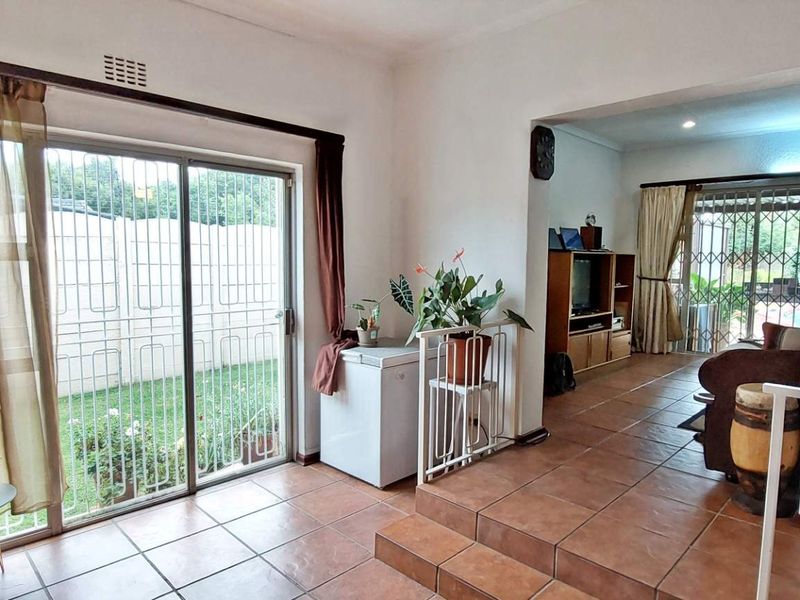 Stunning Family Home with Expansive Grounds, Ideal to Work from. - Photo 7