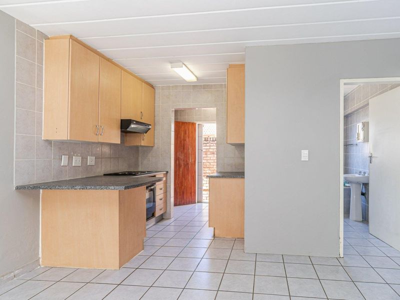3 Bedroom 2 Bathroom Duplex Townhouse For Sale in Wilgeheuwel - Photo 9