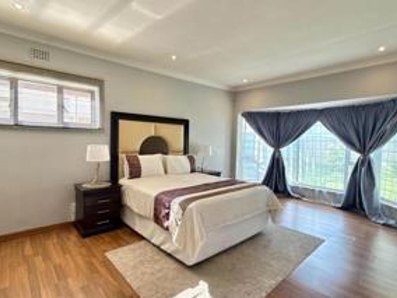 Family Comfort: Large 4-Bed Home with Fireplace & Double Garage - Photo 10
