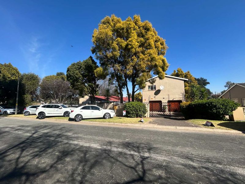 Brackendowns Beauty: Sprawl Out in Style with Grand Bedrooms, a Massive Garden & Bonus Flat! - Photo 7