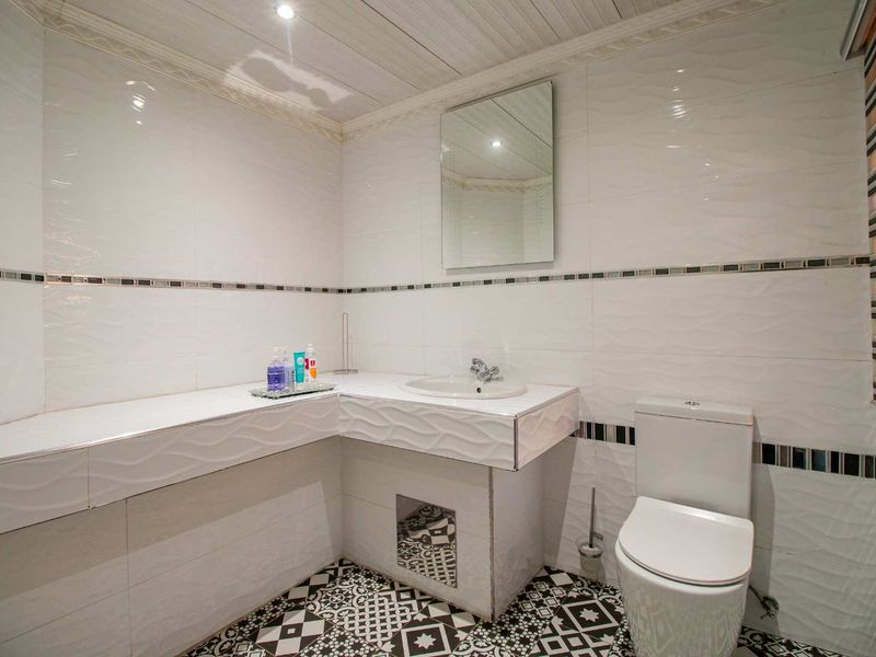 Charming 4-Bedroom Home in a Boomed Area with Sparkling Pool & Modern Kitchen - Photo 3