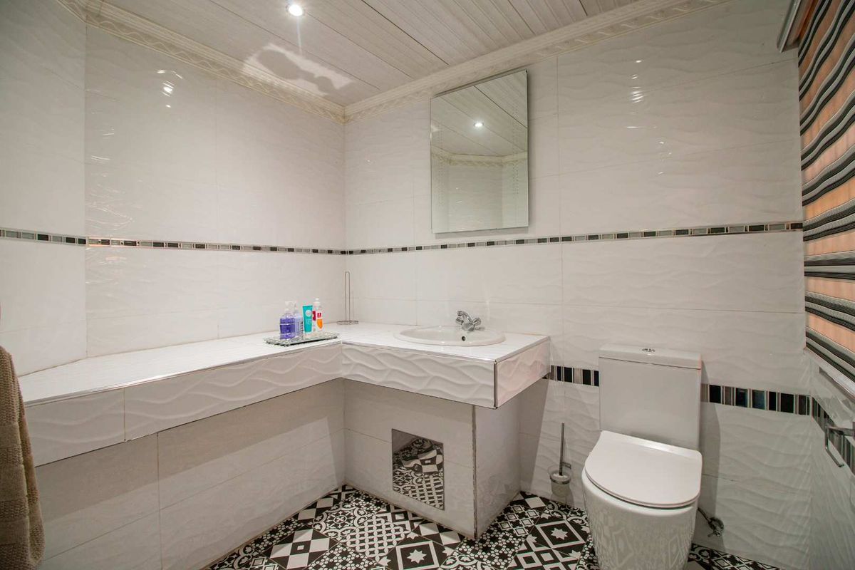 Charming 4-Bedroom Home in a Boomed Area with Sparkling Pool & Modern Kitchen - Photo 3
