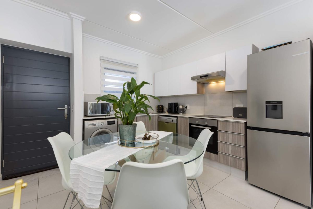 A MODERN 2 BEDROOM, 2 BATH GROUND FLOOR APARTMENT - SOUNDS LIKE A FANTASTIC FIND! - Photo 5